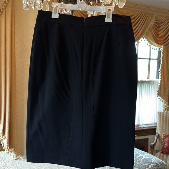 Black knit skirt with back zip and elastic waist size 8 NWT - Picture 2 of 3